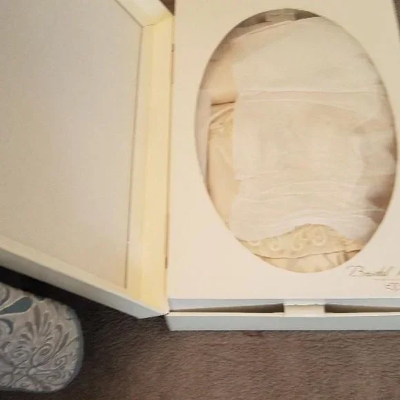 Oleg Cassini Wedding dress size 4 - Picture 14 of 14